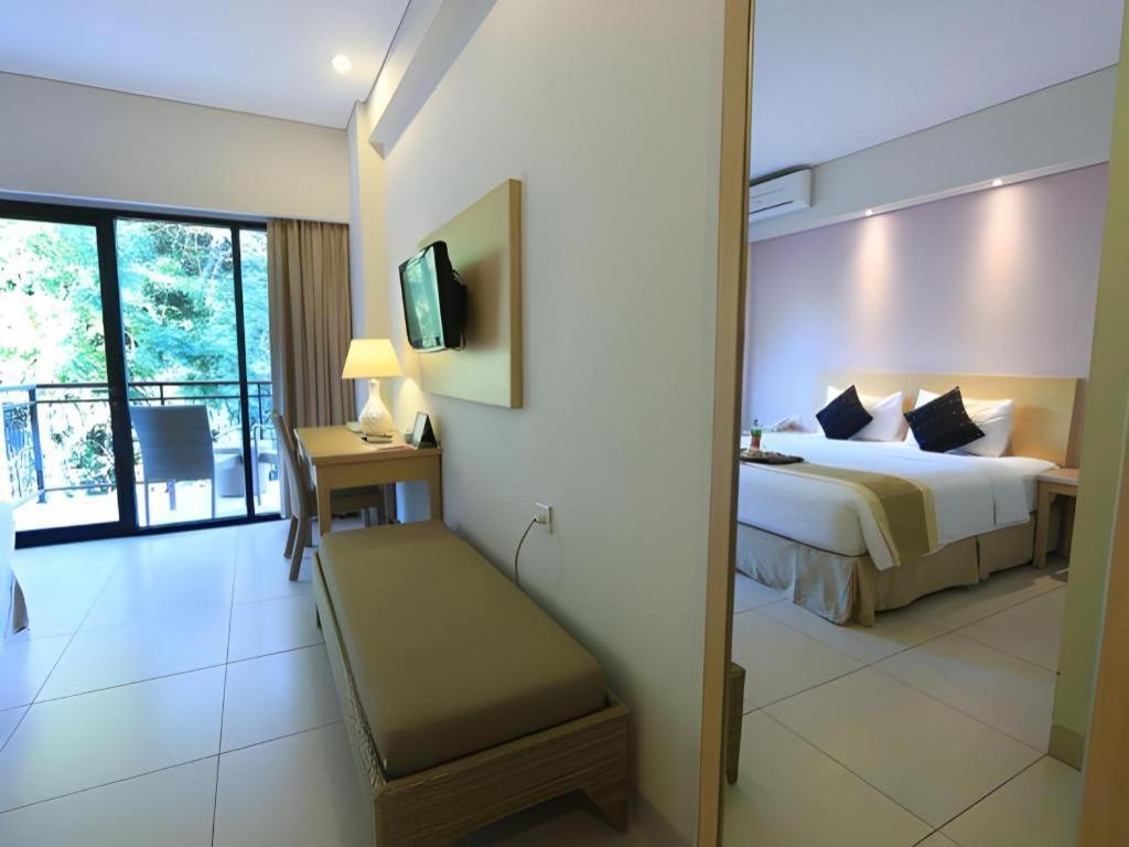 Laprima Hotel Лабуан-Бахо Экстерьер фото