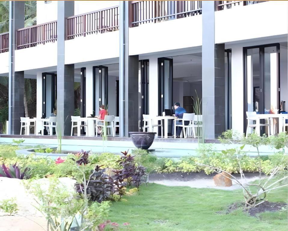 Laprima Hotel Лабуан-Бахо Экстерьер фото