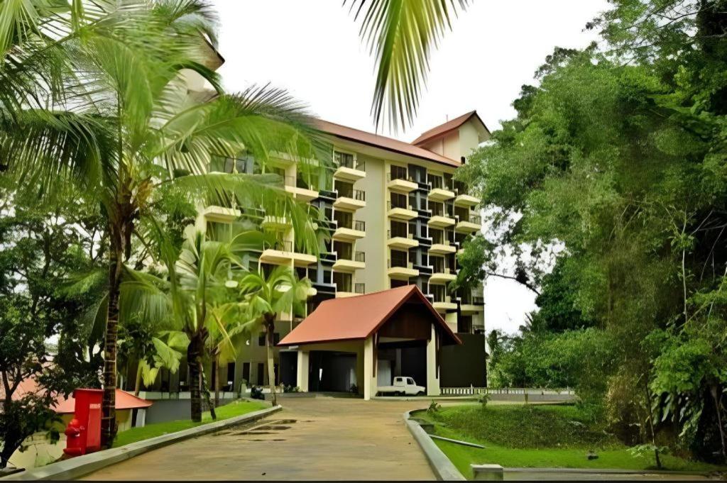 Laprima Hotel Лабуан-Бахо Экстерьер фото