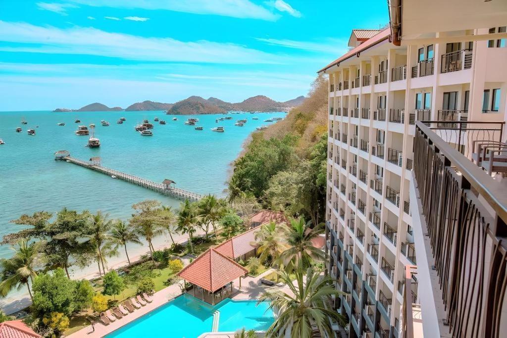 Laprima Hotel Лабуан-Бахо Экстерьер фото